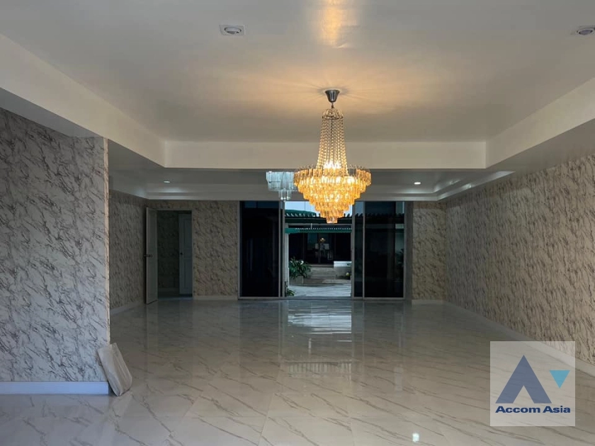 unitDuplex Condo | Spacious unit with high ceilings and potential in Sukhumvit (AA38718)