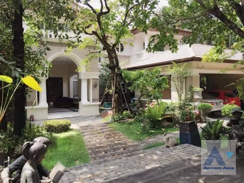  4 Bedrooms  House For Sale in Phaholyothin, Bangkok  (AA38719)
