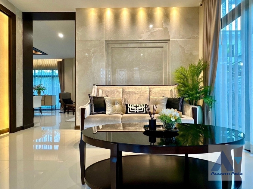 unit 4 Bedrooms  House For Rent in Samutprakan, Samutprakan  near ARL Ratchaprarop (AA38744)