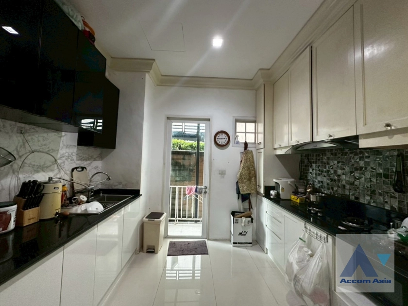 unit 4 Bedrooms  Townhouse For Sale in Sukhumvit, Bangkok  near BTS On Nut (AA38771)