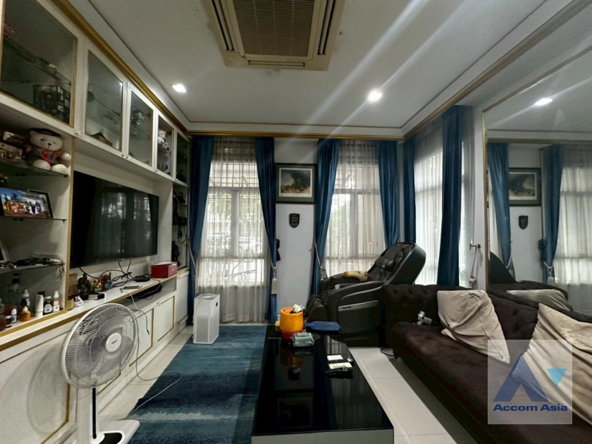 unit 4 Bedrooms  Townhouse For Sale in Sukhumvit, Bangkok  near BTS On Nut (AA38771)