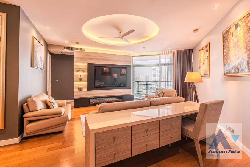  4 Bedrooms  Condominium For Rent in Charoenkrung, Bangkok  near BTS Saphan Taksin (AA38822)