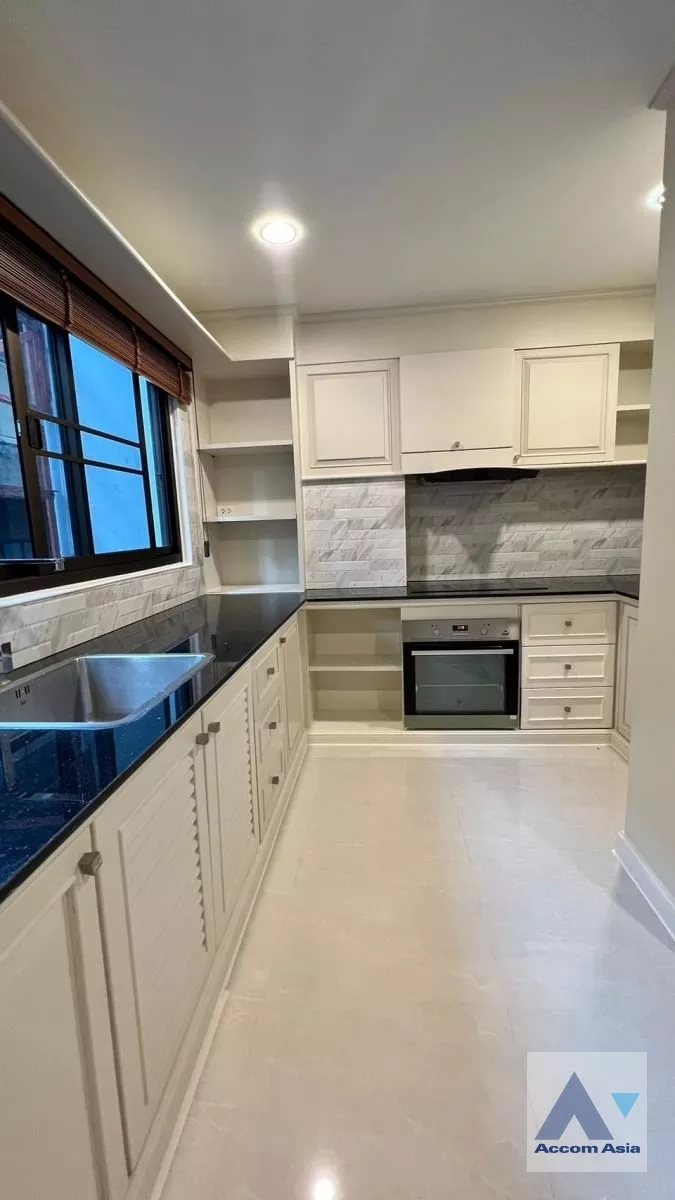  1  2 br Apartment For Rent in Sukhumvit ,Bangkok BTS Phrom Phong at Low-rise apartment, Walk 400m to BTS AA38825