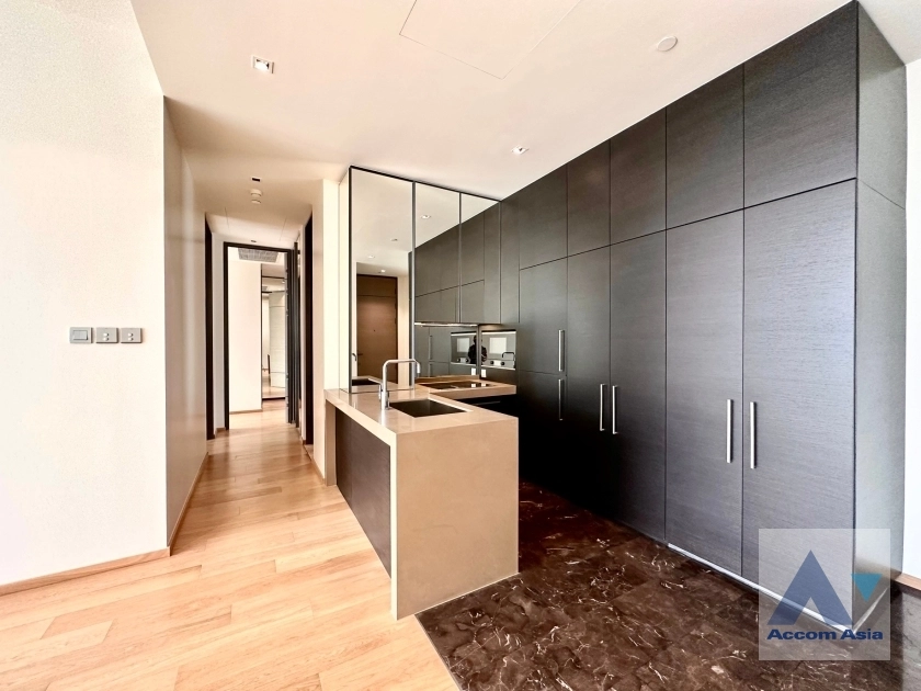 unit 2 Bedrooms  Condominium For Sale in Ploenchit, Bangkok  near BTS Chitlom (AA38831)