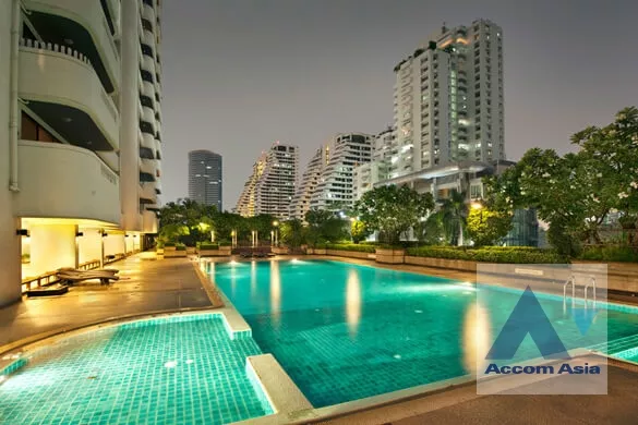  3 Bedrooms  Apartment For Rent in Sukhumvit, Bangkok  near BTS Phrom Phong (AA38840)