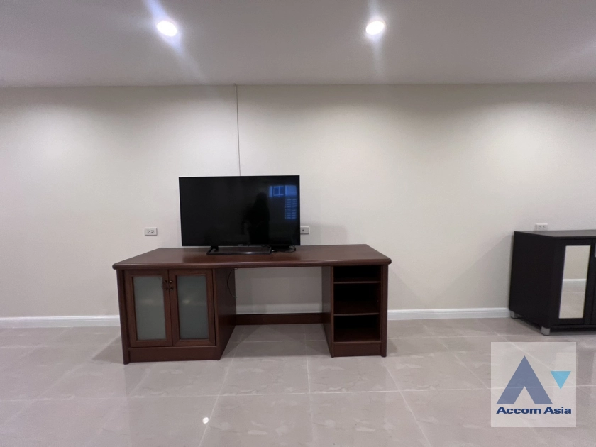 unit 3 Bedrooms  Apartment For Rent in Sukhumvit, Bangkok  near BTS Phrom Phong (AA38842)