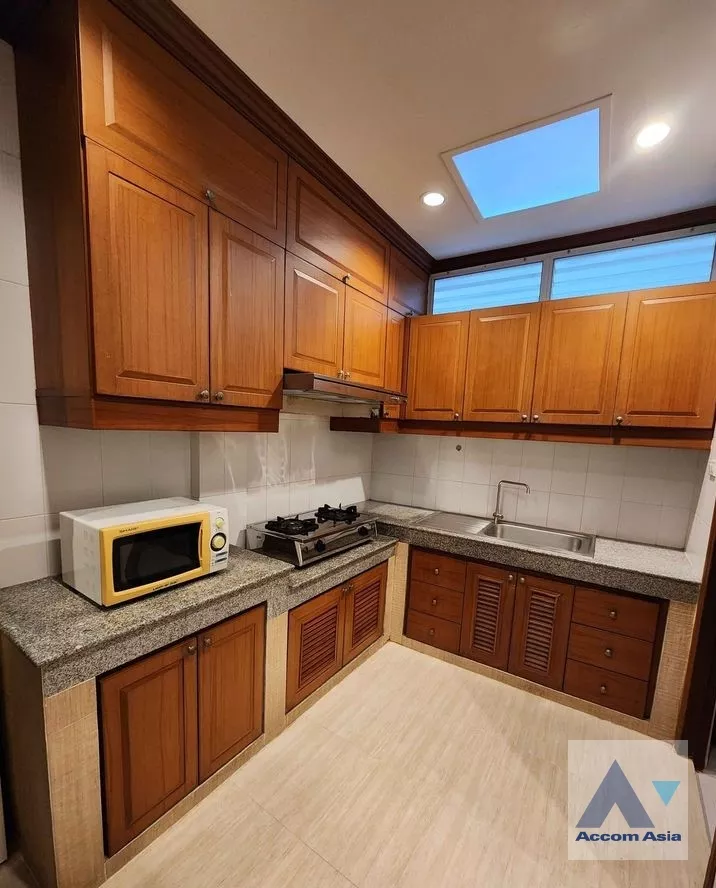  2 Bedrooms  Townhouse For Rent in Sukhumvit, Bangkok  near BTS Thong Lo (AA38843)