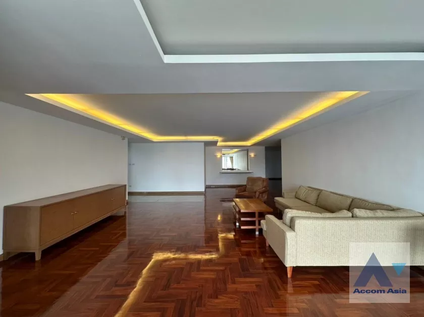  2  5 br Apartment For Rent in Sathorn ,Bangkok MRT Lumphini at Low rise Building AA38850