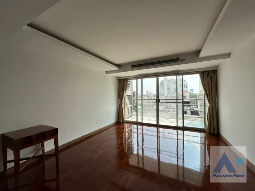 unit 5 Bedrooms  Apartment For Rent in Sathorn, Bangkok  near MRT Lumphini (AA38850)