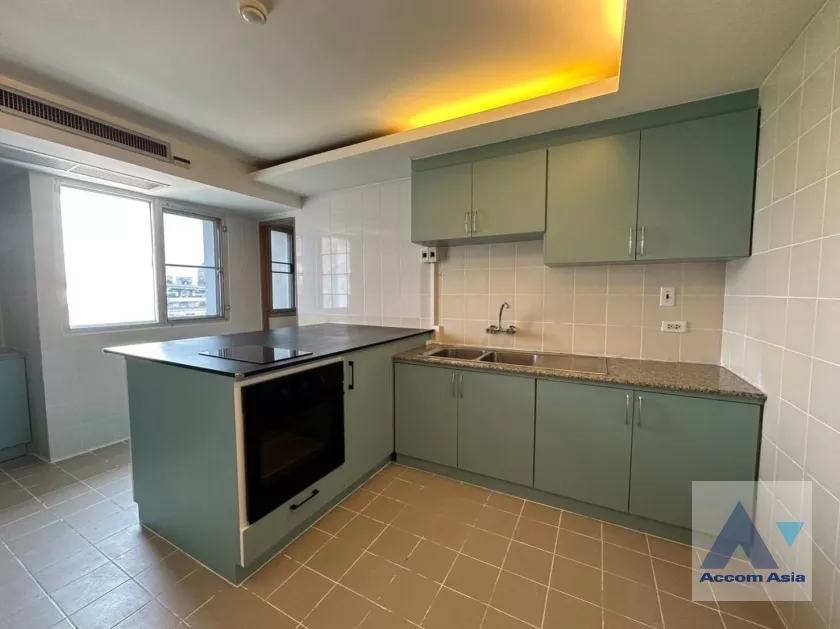 8  5 br Apartment For Rent in Sathorn ,Bangkok MRT Lumphini at Low rise Building AA38850