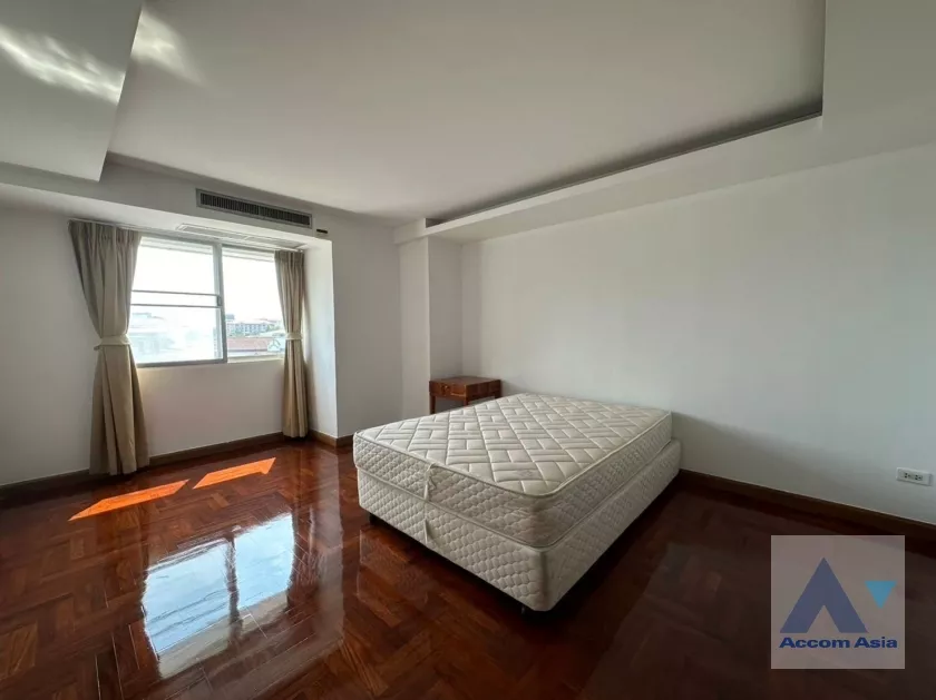 9  5 br Apartment For Rent in Sathorn ,Bangkok MRT Lumphini at Low rise Building AA38850