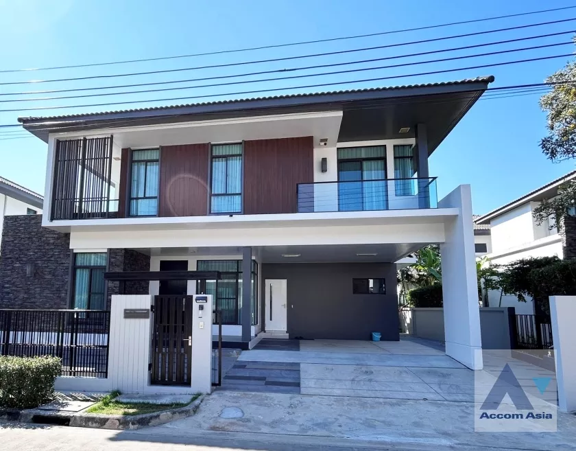  4 Bedrooms  House For Rent & Sale in Pattanakarn, Bangkok  near ARL Ban Thap Chang (AA38888)