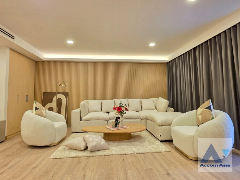 unitFully Furnished, Newly renovated | Elegant condominium in Chitlom at Somkid Gardens (AA38889)