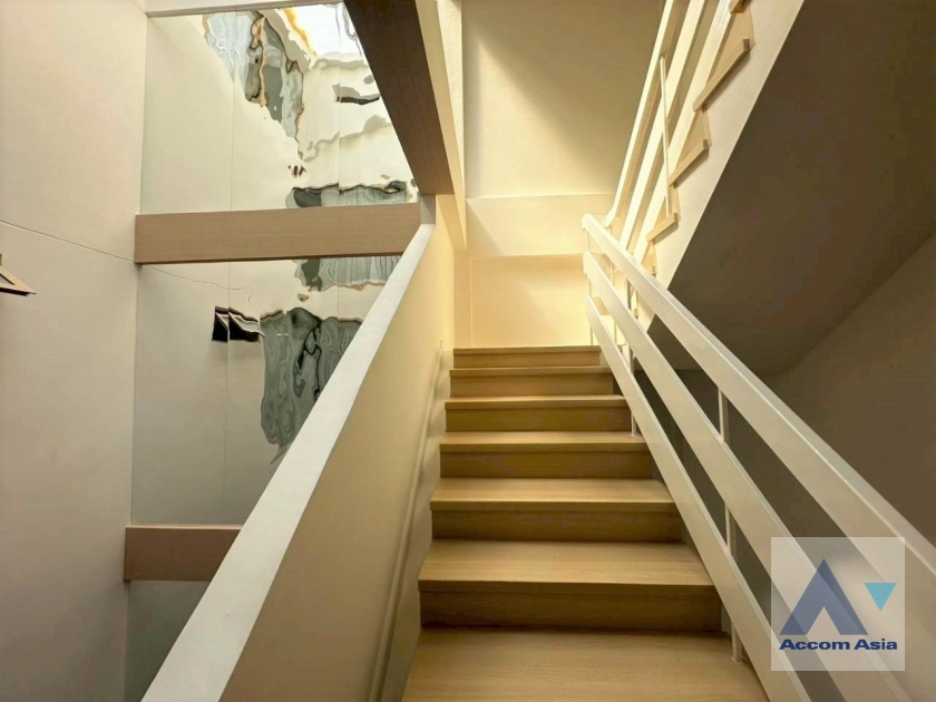 20  6 br House for rent and sale in Sukhumvit ,Bangkok BTS Ekkamai AA38892