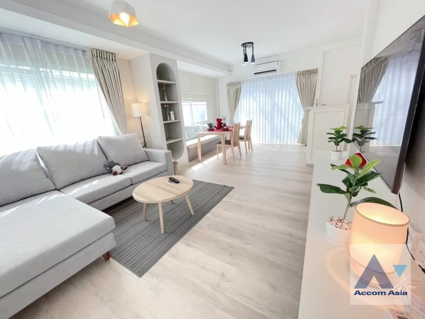  3 Bedrooms  Townhouse For Rent in Pattanakarn, Bangkok  near BTS Udomsuk (AA38897)