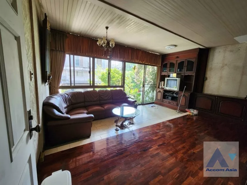  4 Bedrooms  House For Rent in Sukhumvit, Bangkok  near BTS Phrom Phong (AA38903)