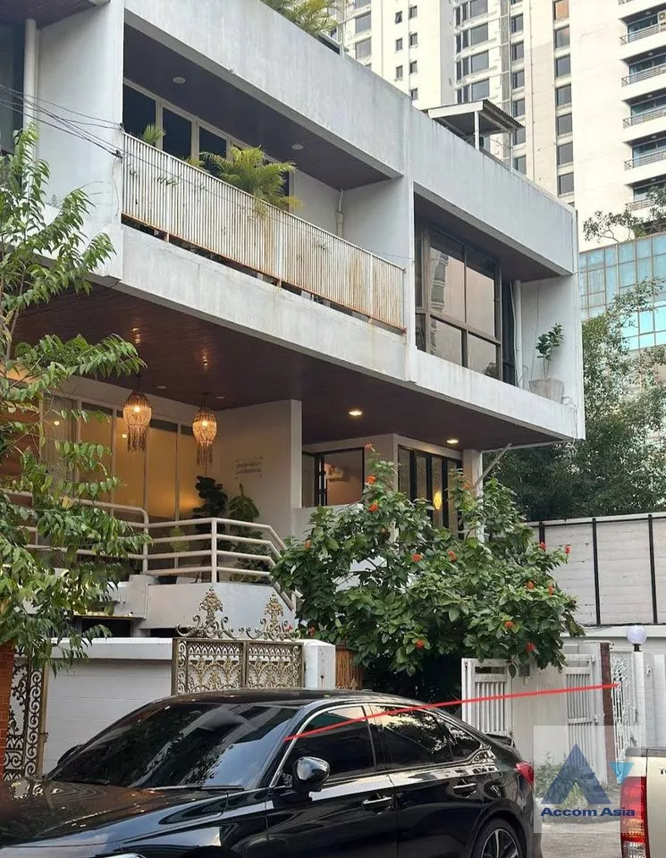  4 Bedrooms  House For Rent in Sukhumvit, Bangkok  near BTS Phrom Phong (AA38903)