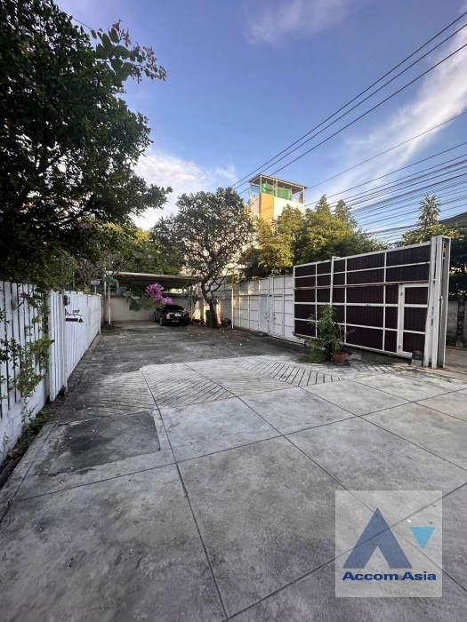 unitPet friendly |  3 Bedrooms  House For Rent & Sale in Sathorn, Bangkok  near BTS Chong Nonsi - MRT Lumphini (AA38936)