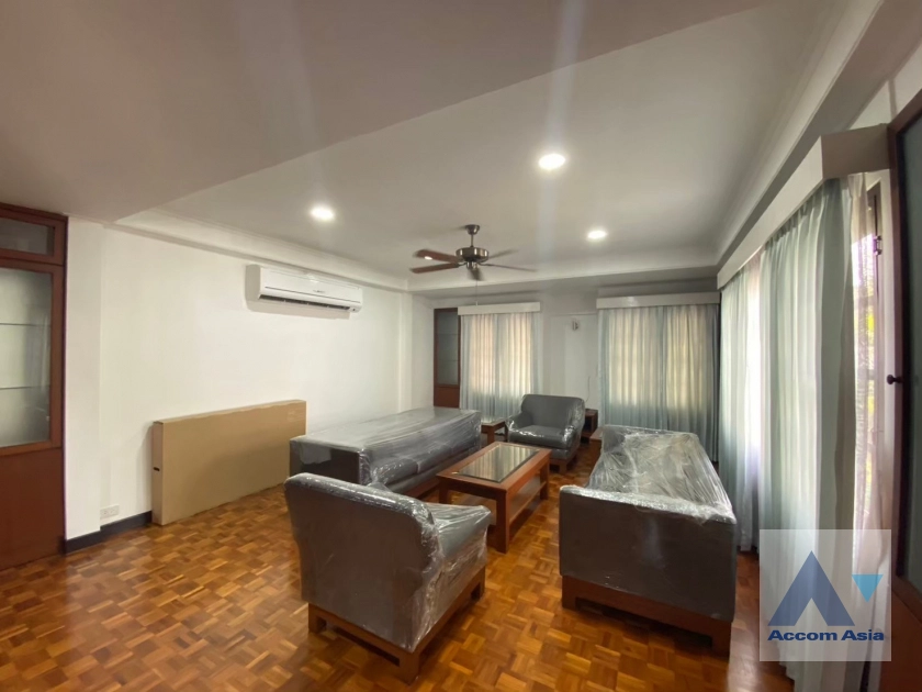5  3 br House For Rent in Phaholyothin ,Bangkok BTS Saphan-Kwai at House in Compound AA38957