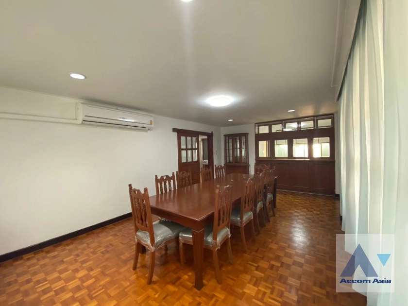 unit 3 Bedrooms  House For Rent in Phaholyothin, Bangkok  near BTS Saphan-Kwai (AA38957)
