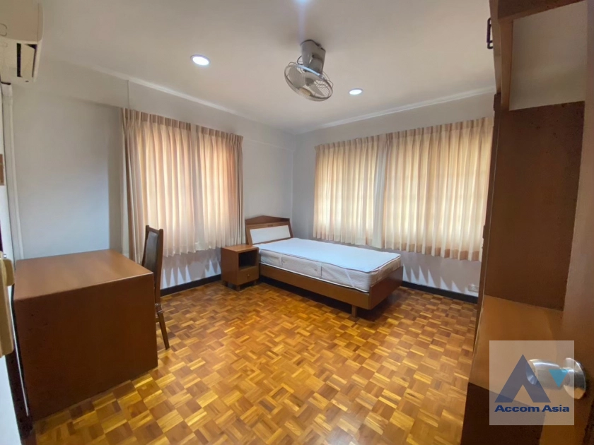 7  3 br House For Rent in Phaholyothin ,Bangkok BTS Saphan-Kwai at House in Compound AA38957