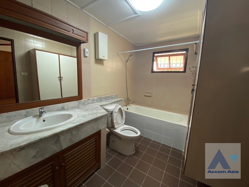 13  3 br House For Rent in Phaholyothin ,Bangkok BTS Saphan-Kwai at House in Compound AA38957