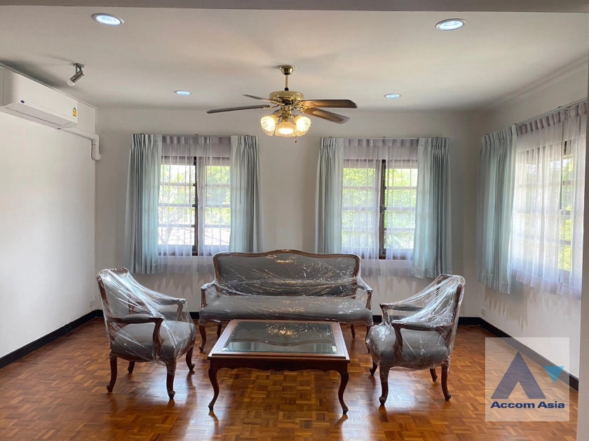 unit 3 Bedrooms  House For Rent in Phaholyothin, Bangkok  near BTS Saphan-Kwai (AA38957)