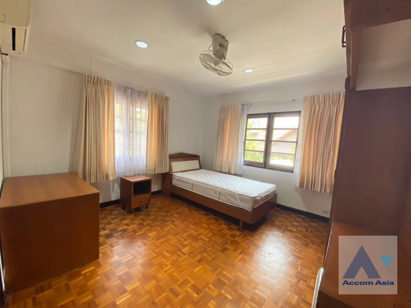 10  3 br House For Rent in Phaholyothin ,Bangkok BTS Saphan-Kwai at House in Compound AA38957