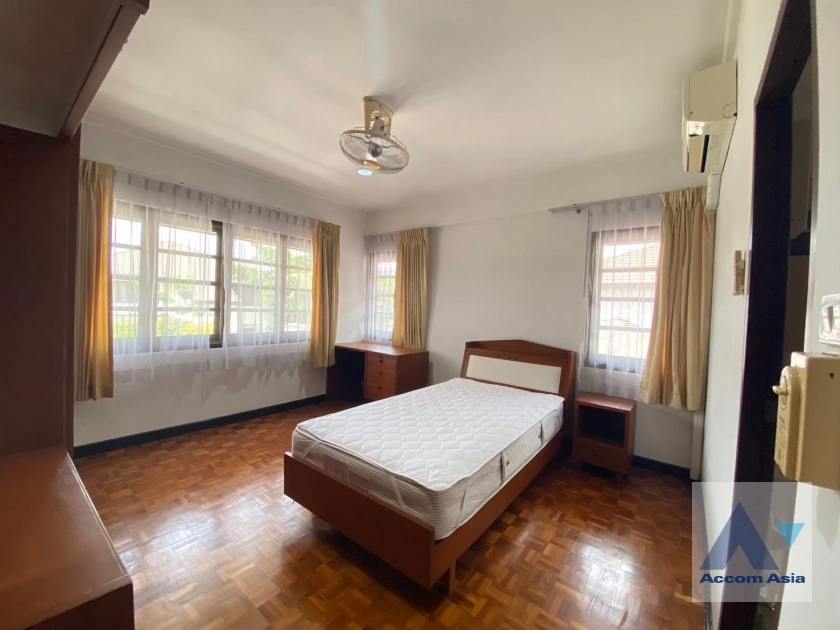 11  3 br House For Rent in Phaholyothin ,Bangkok BTS Saphan-Kwai at House in Compound AA38957