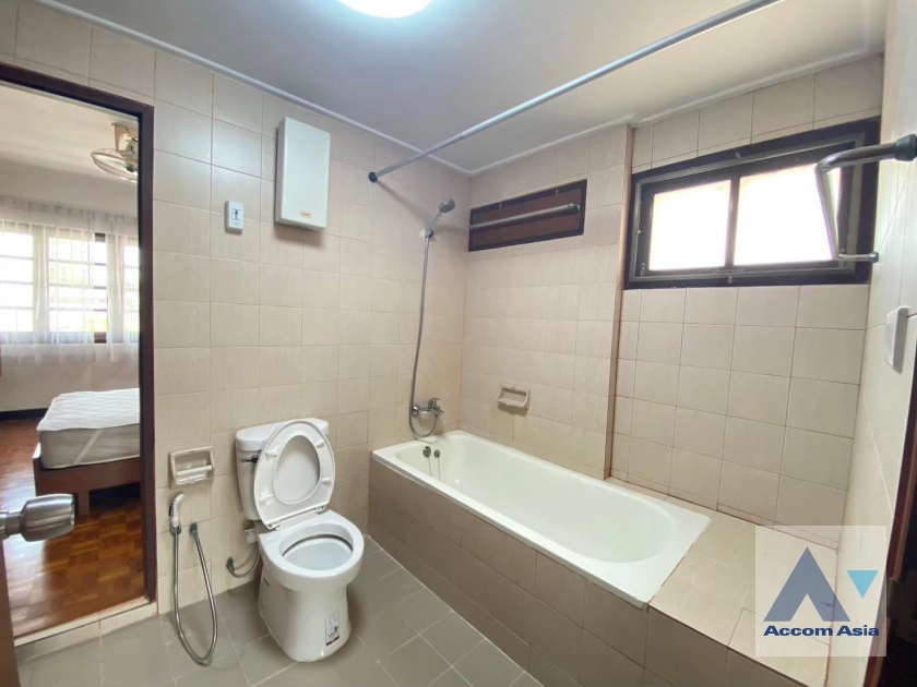 12  3 br House For Rent in Phaholyothin ,Bangkok BTS Saphan-Kwai at House in Compound AA38957