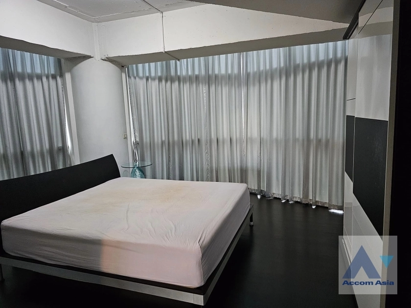  2 Bedrooms  Condominium For Sale in Silom, Bangkok  near BTS Surasak (AA38966)