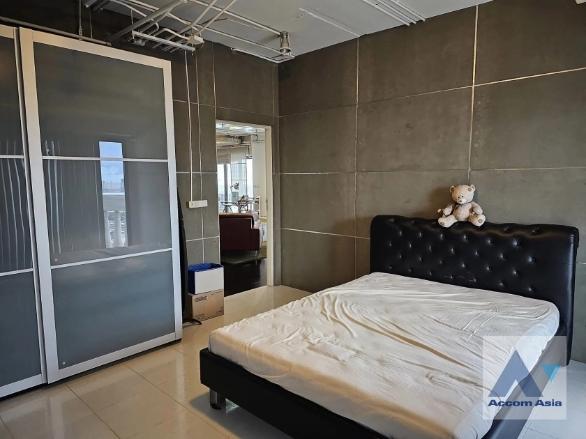unit 2 Bedrooms  Condominium For Sale in Silom, Bangkok  near BTS Surasak (AA38966)