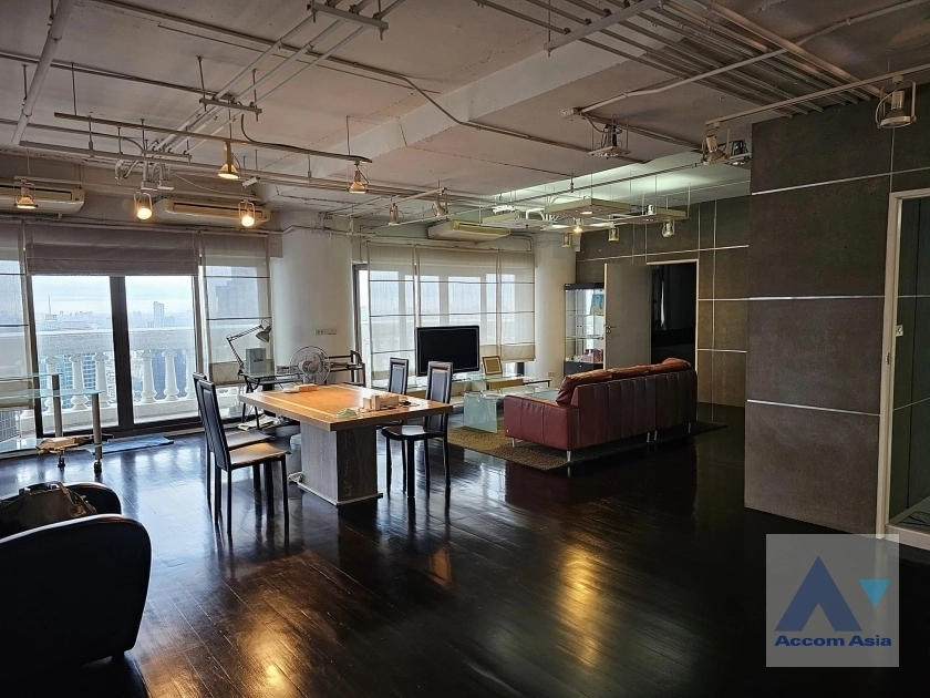 unit 2 Bedrooms  Condominium For Sale in Silom, Bangkok  near BTS Surasak (AA38966)