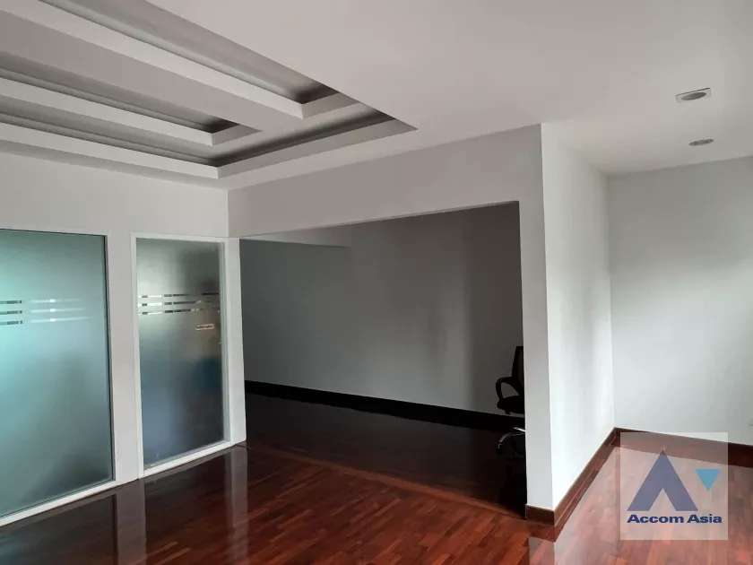 Home Office |  4 Bedrooms  House For Rent in Sukhumvit, Bangkok  near BTS On Nut (AA38967)