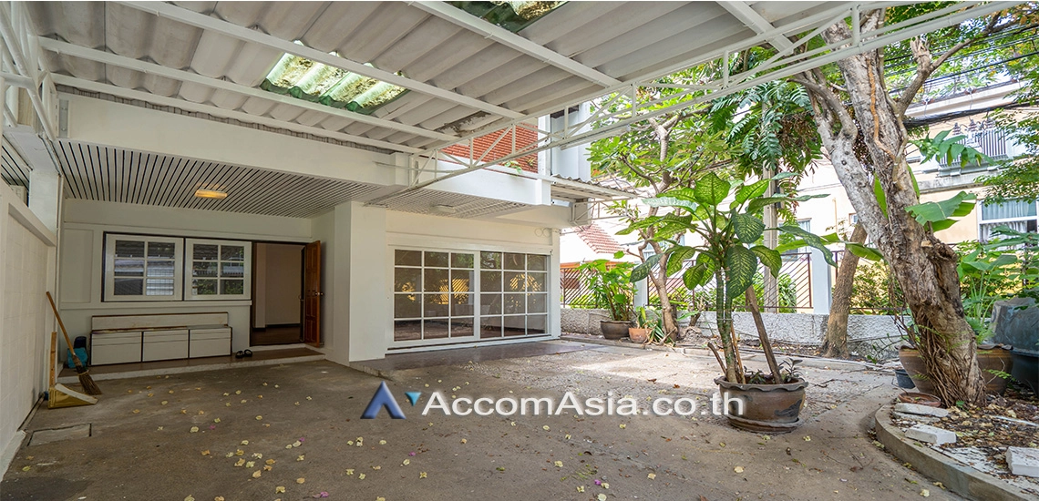 unit 3 Bedrooms  House For Rent in Sukhumvit, Bangkok  near BTS Nana (11001701)