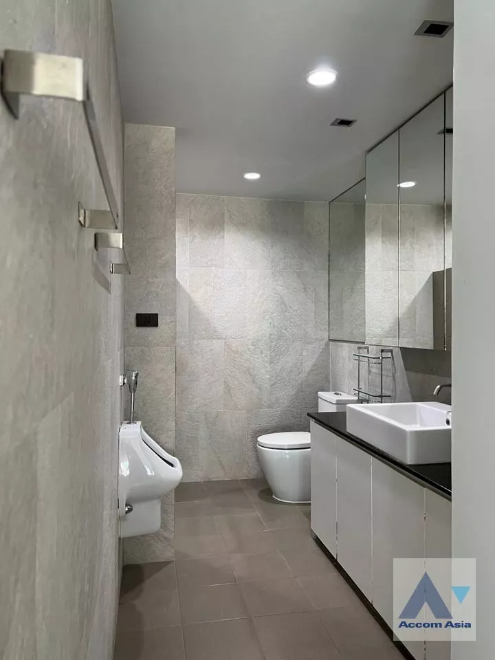 unit 2 Bedrooms  Condominium For Rent in Rama 3, Bangkok  near BTS Saphan Taksin (AA38993)