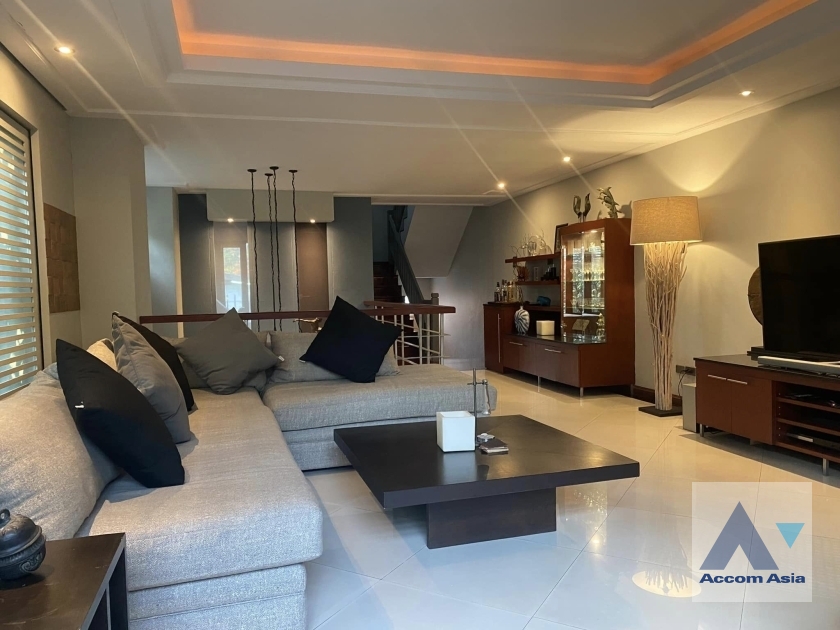  3 Bedrooms  Townhouse For Sale in Sukhumvit, Bangkok  near BTS Phrom Phong (AA38996)