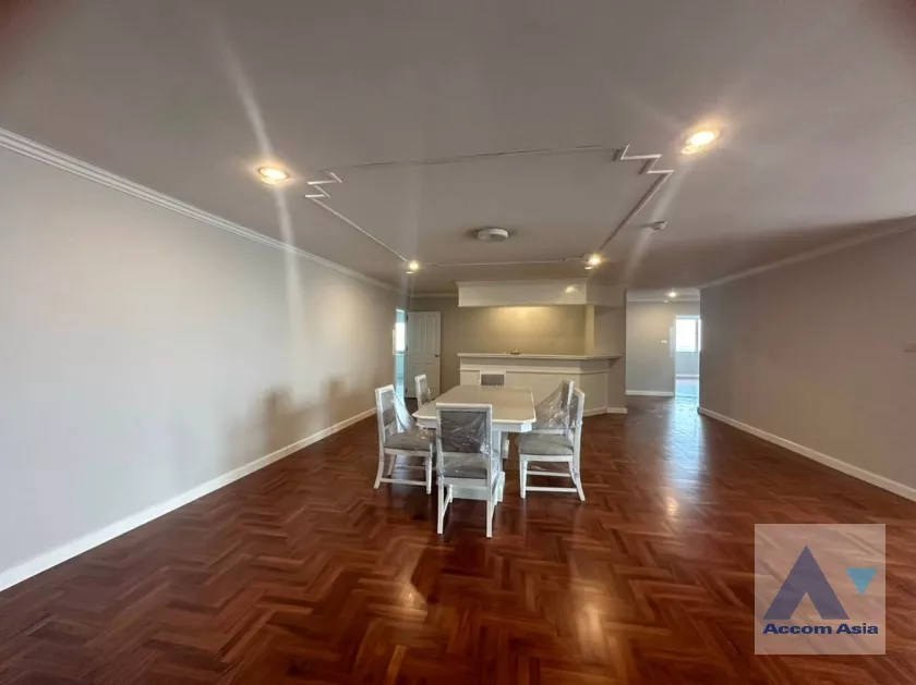 unit 3 Bedrooms  Apartment For Rent in Sukhumvit, Bangkok  near BTS Ekkamai (AA39021)