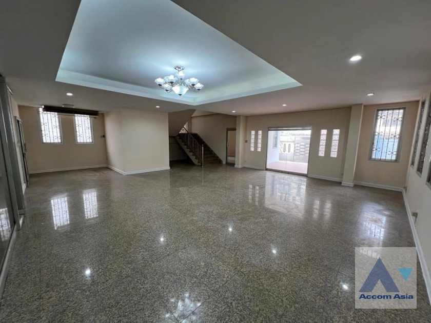 unit 4 Bedrooms  House For Rent in Sathorn, Bangkok  near BTS Chong Nonsi (AA39038)