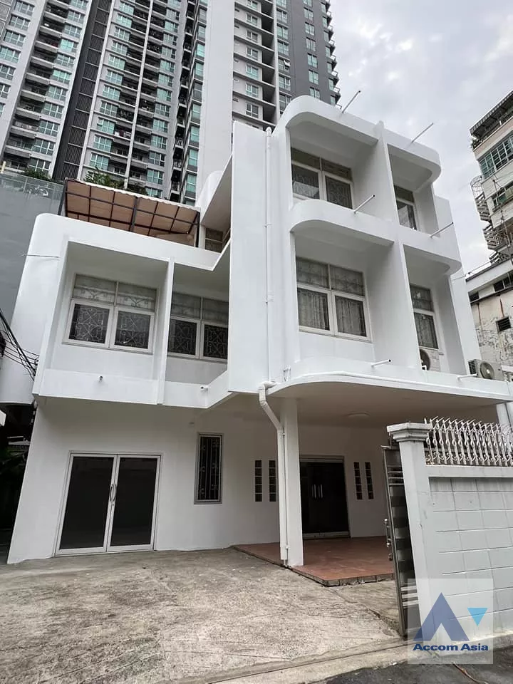  4 Bedrooms  Townhouse For Rent in Sathorn, Bangkok  near BTS Chong Nonsi (AA39038)