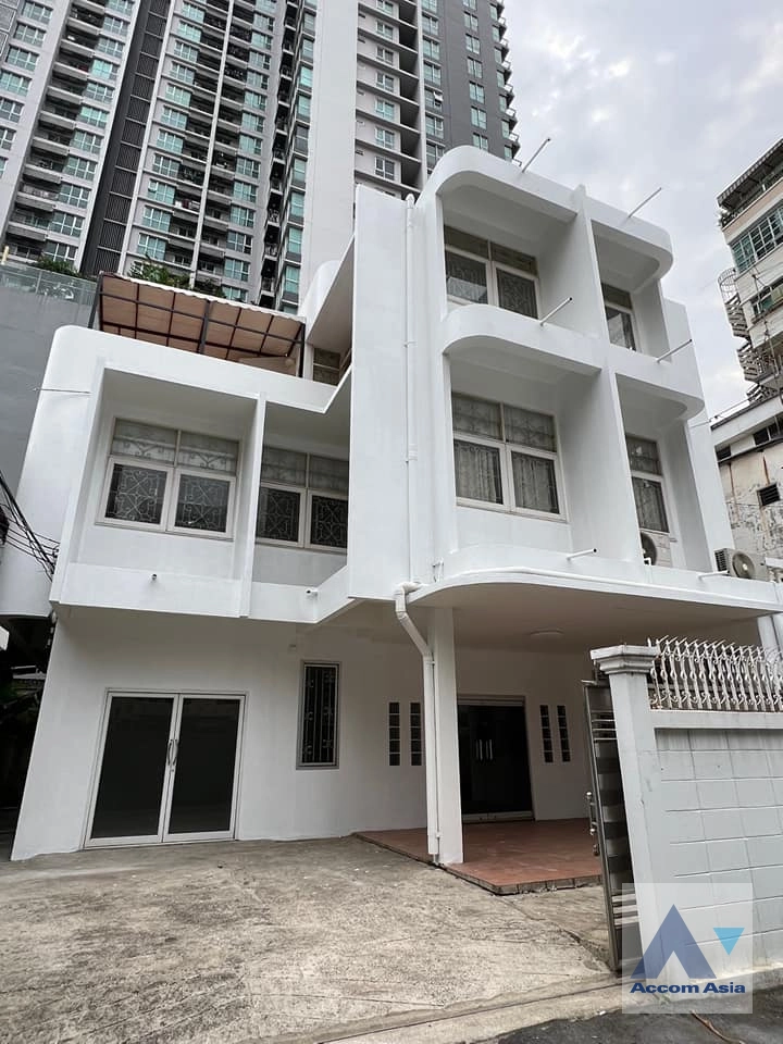  2  4 br House For Rent in Sathorn ,Bangkok BTS Chong Nonsi AA39038
