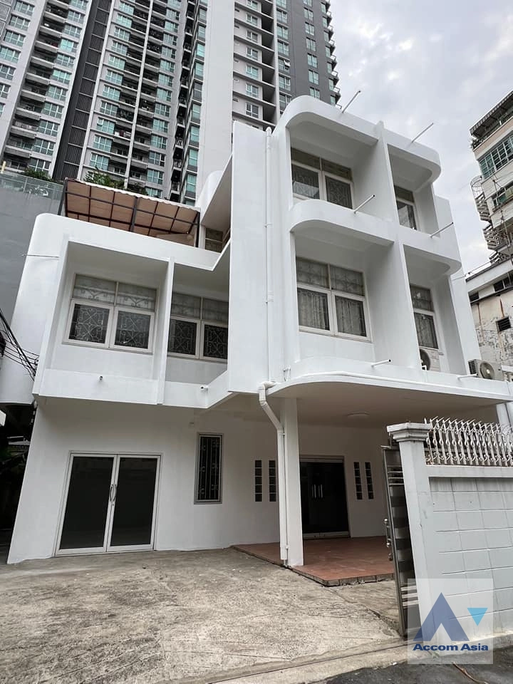  2  4 br Townhouse For Rent in sathorn ,Bangkok BTS Chong Nonsi AA39038