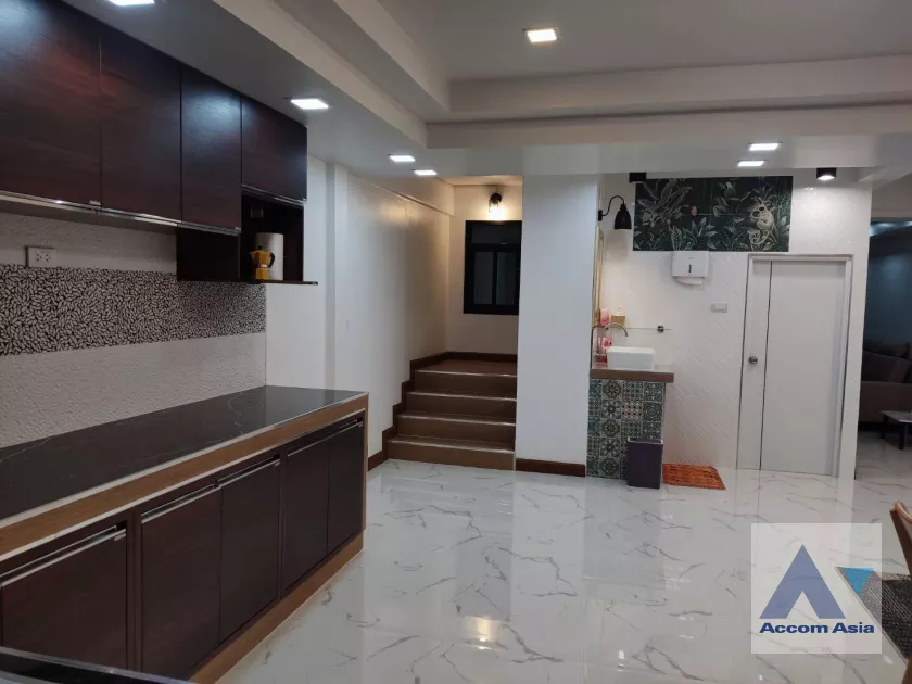  2 Bedrooms  Townhouse For Sale in Bangna, Bangkok  near BTS Udomsuk (AA39049)