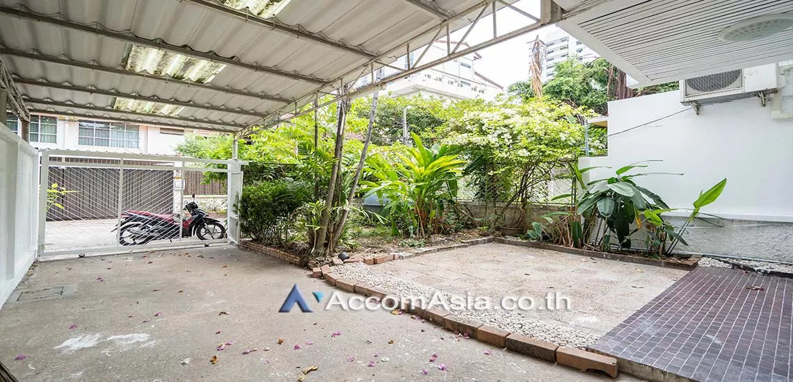 unit 3 Bedrooms  House For Rent & Sale in Sukhumvit, Bangkok  near BTS Nana (11001812)