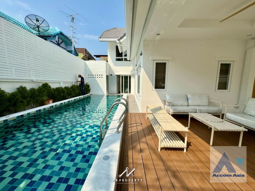 Fully Furnished, Private Swimming Pool |  4 Bedrooms  House For Rent in Bangna, Bangkok  near BTS Bearing (AA39078)