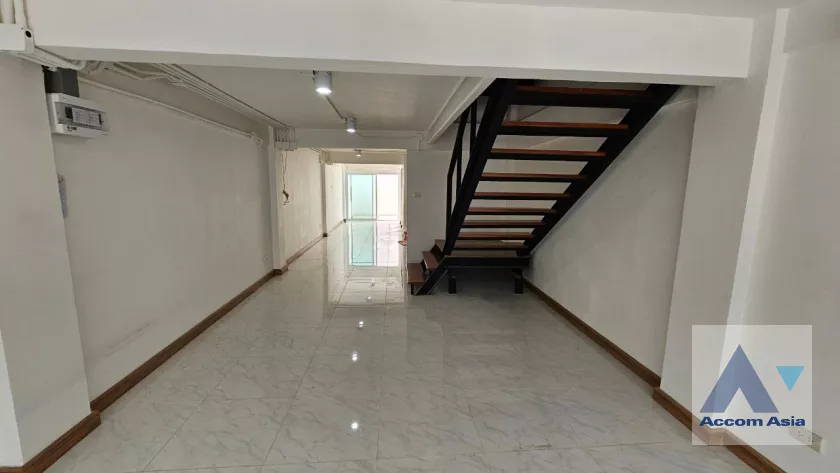 Home Office |  6 Bedrooms  Townhouse For Rent in Sukhumvit, Bangkok  near BTS Udomsuk (AA39116)