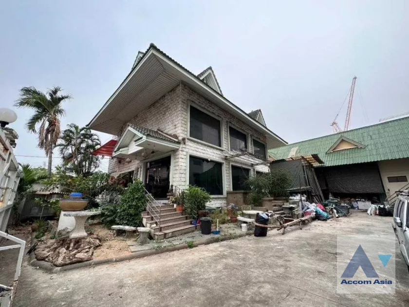  3 Bedrooms  House For Sale in Pattanakarn, Bangkok  near ARL Hua Mak (AA39123)