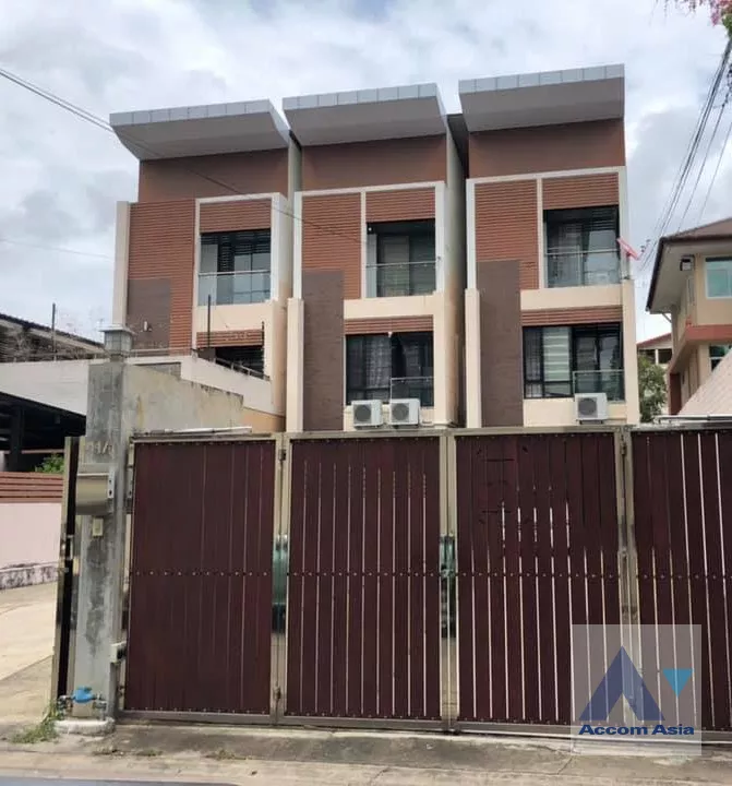 Home Office |  4 Bedrooms  Townhouse For Rent in Phaholyothin, Bangkok  near BTS Sanam Pao (AA39131)
