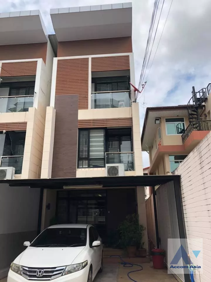 Home Office |  4 Bedrooms  Townhouse For Rent in Phaholyothin, Bangkok  near BTS Sanam Pao (AA39135)