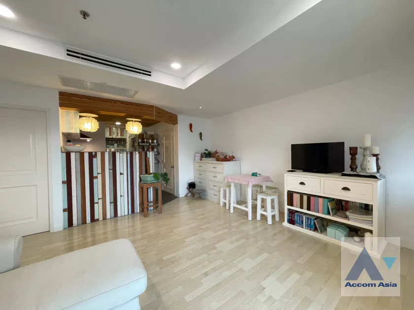 Corner Unit, Big Balcony |  2 Bedrooms  Condominium For Sale in Ratchadapisek, Bangkok  near MRT Huai Khwang (AA39142)
